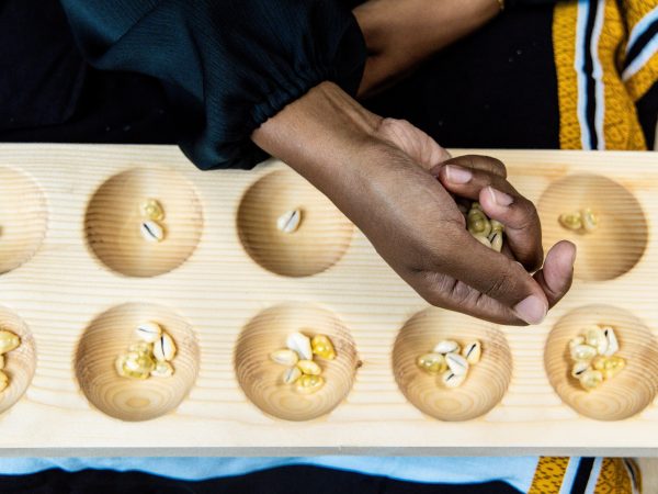 Wooden Ovvalhu Gondi With Shells